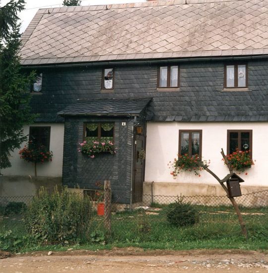 Wohnhaus mit verschiefertem Vorbau in Gunzen