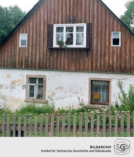 Giebelseite eines Wohnhauses in Raun