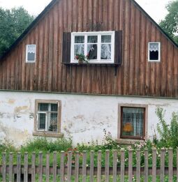 Bild: Giebelseite eines Wohnhauses in Raun