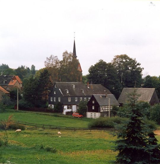 Pfarrhaus und Kirche in Marieney