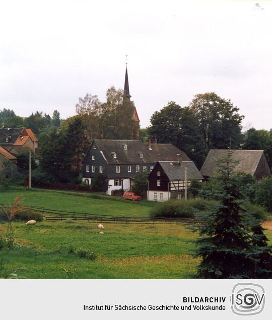 Pfarrhaus und Kirche in Marieney