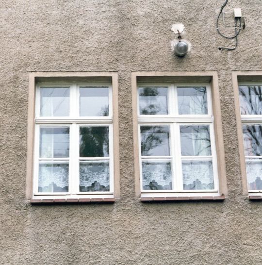 Fenster mit Gardinen aus Plauner Spitze in Wiedersberg