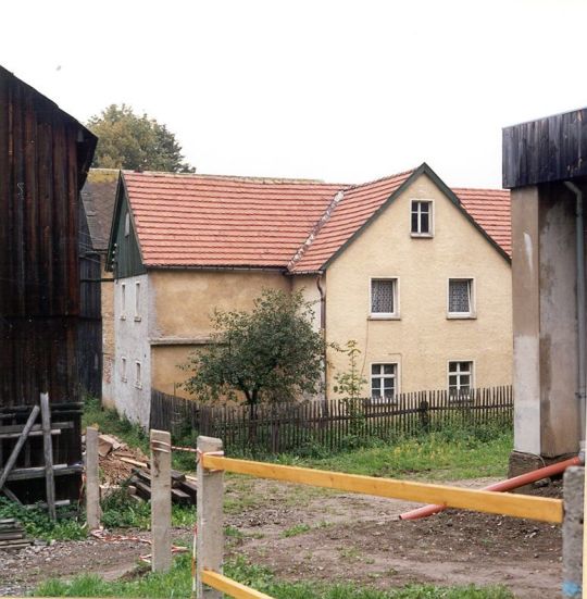 Blick zu einem teilweise erneuerten Wohnhaus in Sachsgrün