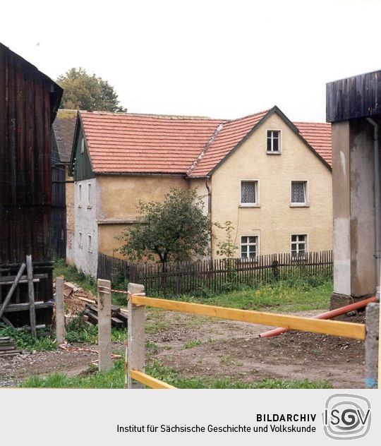 Blick zu einem teilweise erneuerten Wohnhaus in Sachsgrün