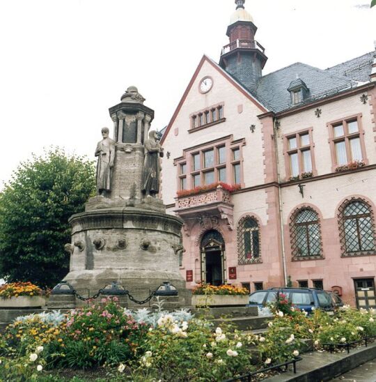 Rathaus und Denkmal in Adorf