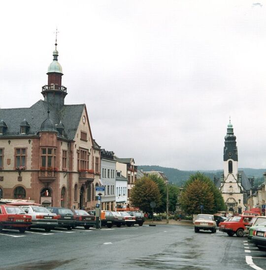 Markt mit Rathaus und Kirche in Adorf