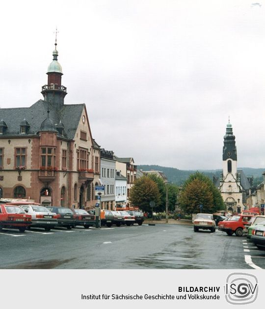 Markt mit Rathaus und Kirche in Adorf