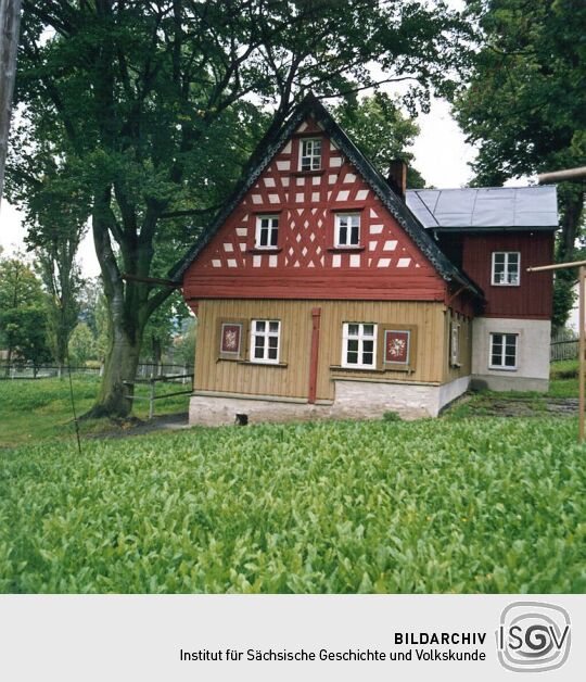 Wohnhaus mit Fachwerkgiebel in Raun