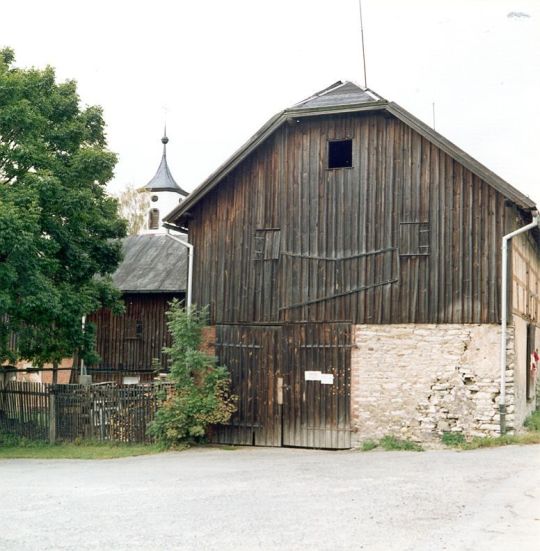 Fachwerkscheune mit verbrettertem Giebel in Sachsgrün