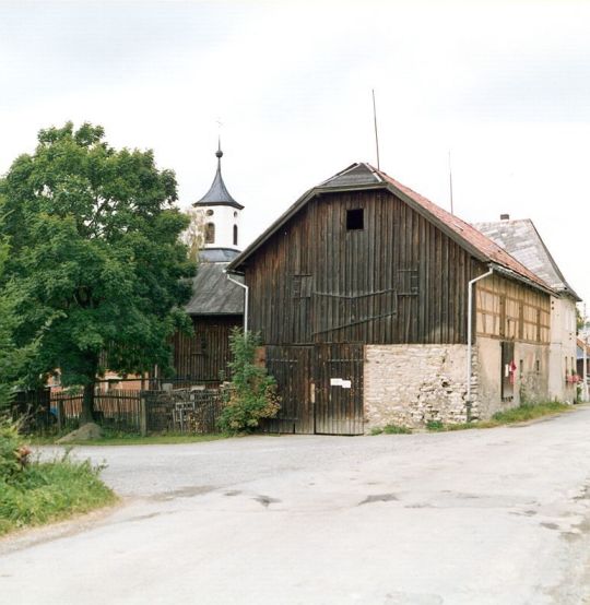 Fachwerkscheune mit verbrettertem Giebel in Sachsgrün