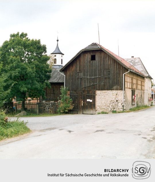 Fachwerkscheune mit verbrettertem Giebel in Sachsgrün