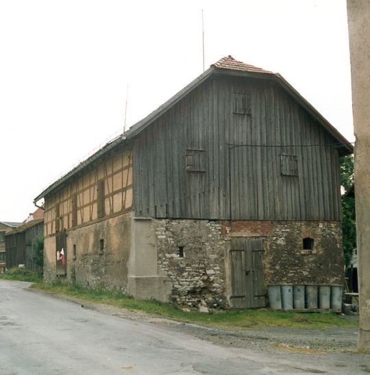 Fachwerkscheune mit verbrettertem Giebel in Sachsgrün