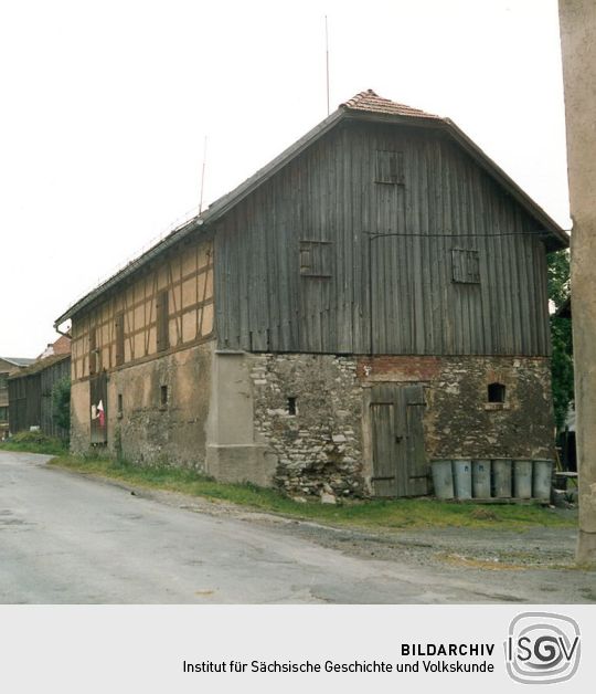 Fachwerkscheune mit verbrettertem Giebel in Sachsgrün