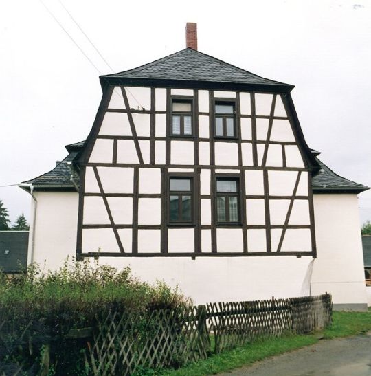 Wohnhaus mit Fachwerkgiebel in Weischlitz