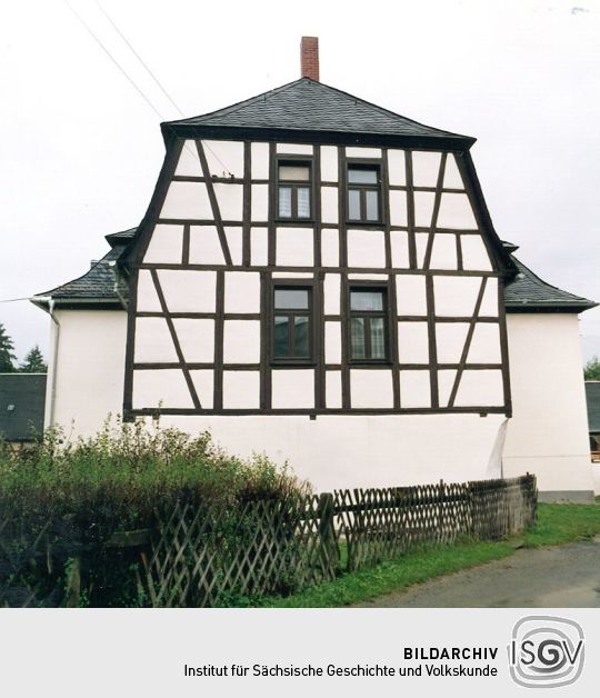 Wohnhaus mit Fachwerkgiebel in Weischlitz