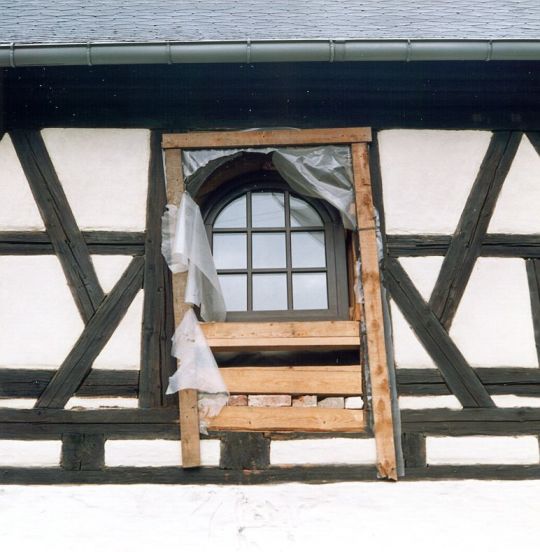 Erneuertes Fenster in einer Fachwerkscheune in Weischlitz