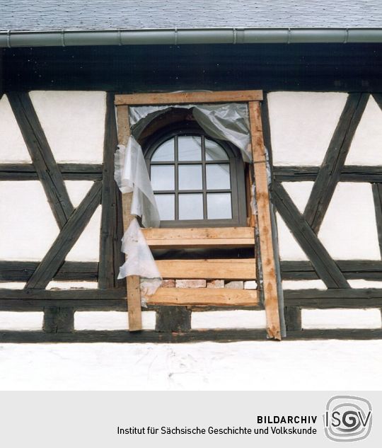 Erneuertes Fenster in einer Fachwerkscheune in Weischlitz