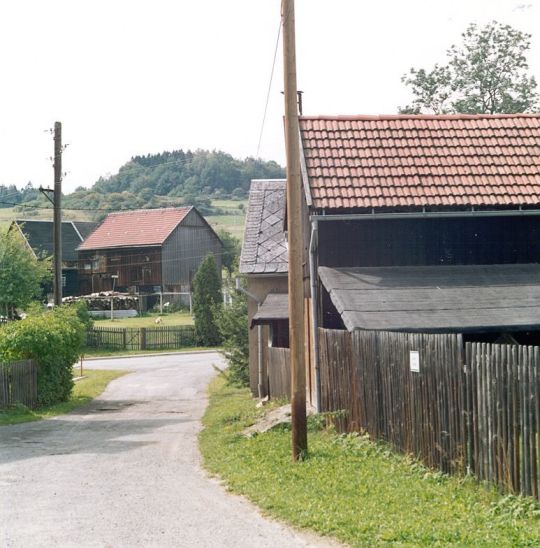 Dorfstraße mit Scheunen in Heinersgrün