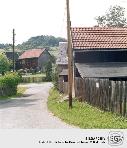 Dorfstraße mit Scheunen in Heinersgrün