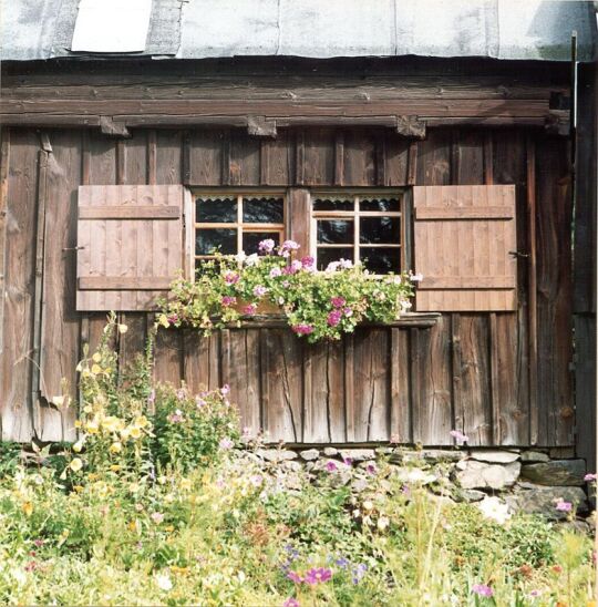 Fenster mit Blumen im Heimatmuseum in Krebes