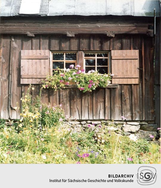 Fenster mit Blumen im Heimatmuseum in Krebes