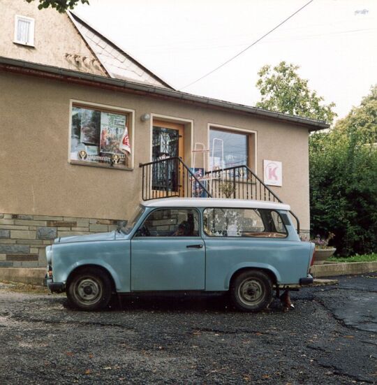 Trabant vor dem Dorfkonsum in Krebes