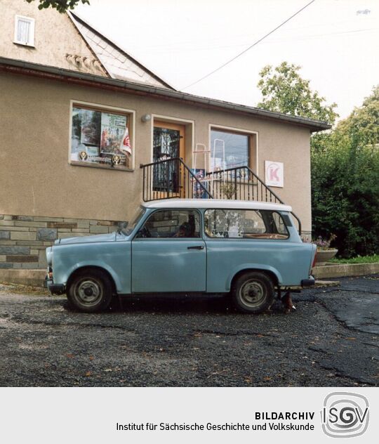 Trabant vor dem Dorfkonsum in Krebes