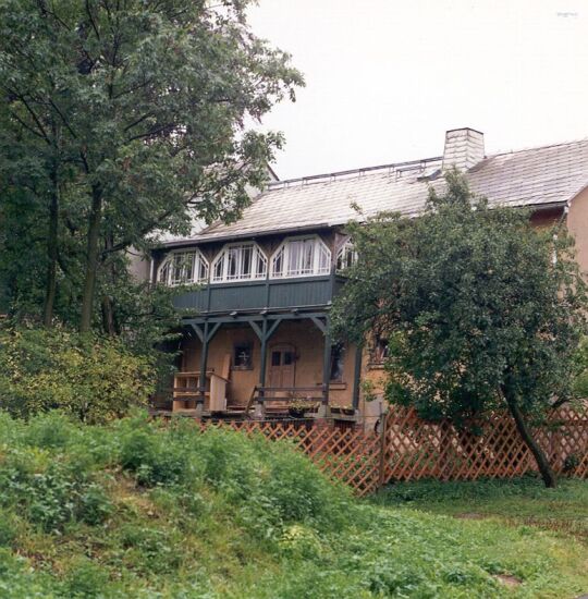 Wohnhaus mit Laubengang und Balkon in Stein