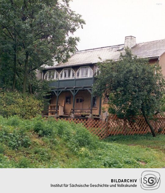 Wohnhaus mit Laubengang und Balkon in Stein