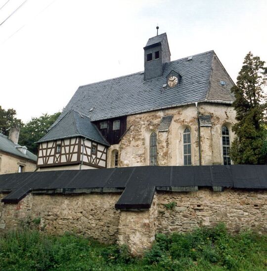 Kirche mit Fachwerkanbau und Wehrmauer in Eichigt