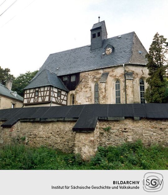 Kirche mit Fachwerkanbau und Wehrmauer in Eichigt