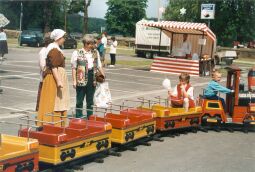 Bild: Kindereisenbahn auf dem Schloßparkplatz in Moritzburg