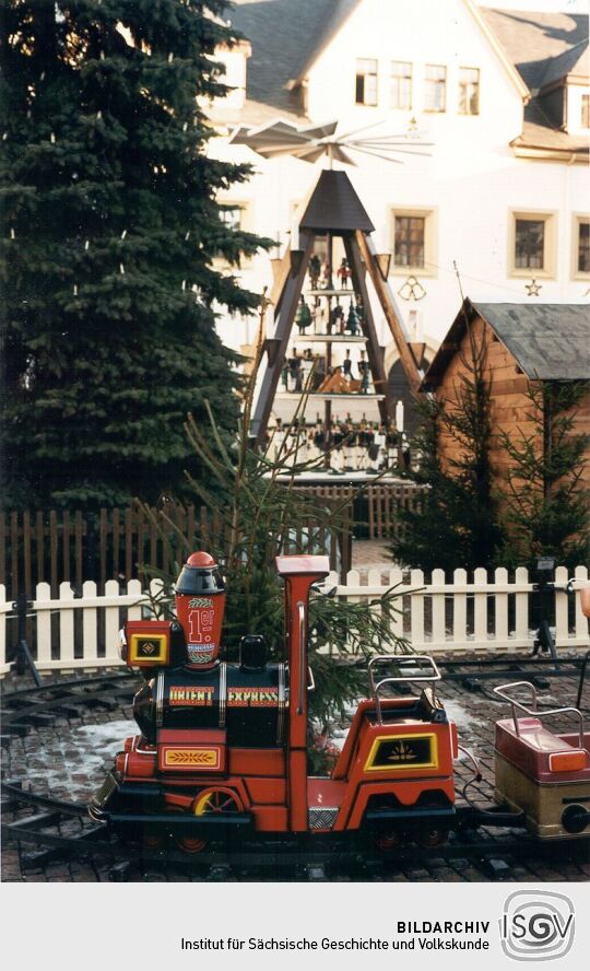 Kinder-Eisenbahn auf dem Weihnachtsmarkt in Freiberg
