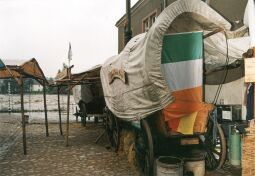 Bild: Planwagen auf dem historischen Markt