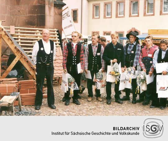 Übergabe des Gesellenbriefes an Dachdecker beim Tag der Sachsen in Rochlitz