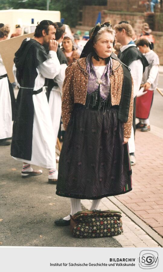 Frau mit vogtl. Tracht beim Festumzug zum Tag der Sachsen in Rochlitz