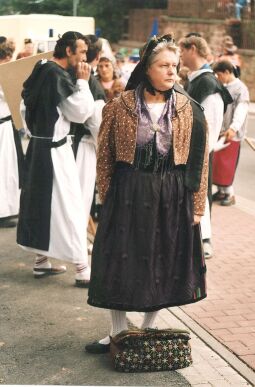Bild: Frau mit vogtl. Tracht beim Festumzug zum Tag der Sachsen in Rochlitz