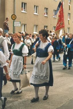 Bild: Frauen in Tracht beim Festumzug zum Tag der Sachsen in Rochlitz