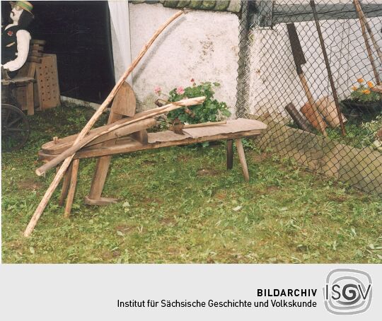 Bank zum entrinden von Holz zum Tag der Sachsen in Aitzendorf