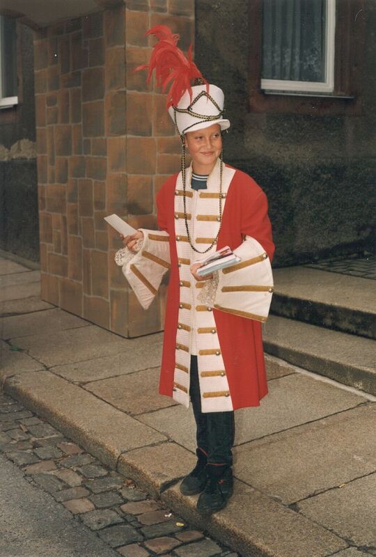 Prospektverteilerin im historischen Kostüm zum Tag der Sachsen in Rochlitz