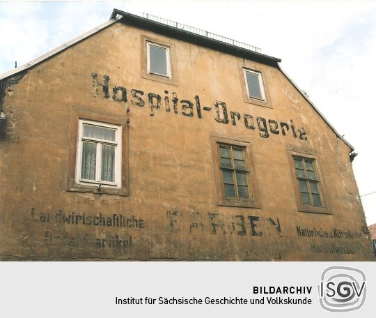 Fassade mit alter Werbung für die Hospital Drogerie