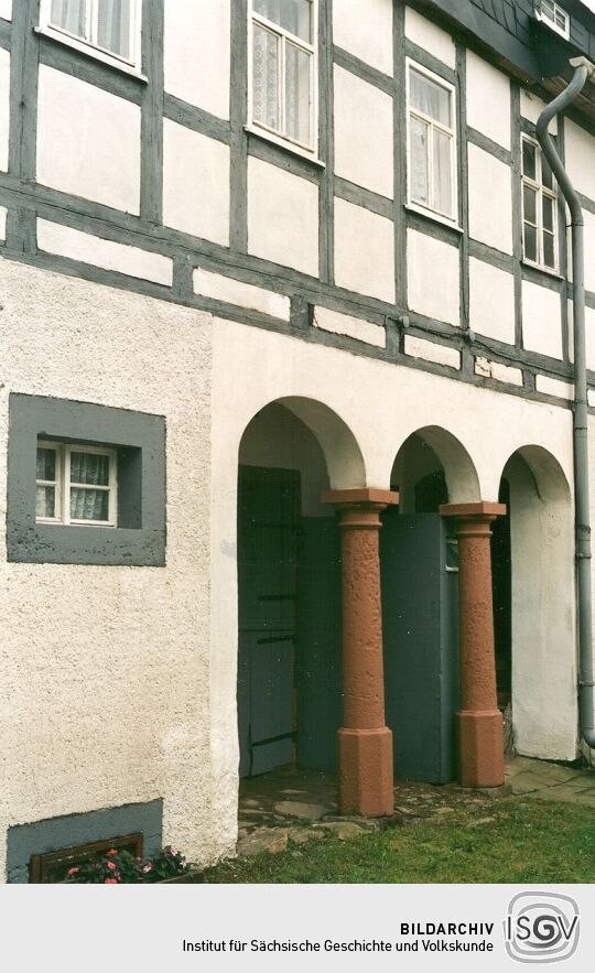 Bauernhof mit Säulengang und Fachwerk in Aitzendorf