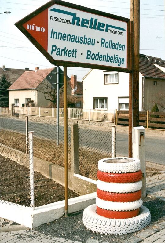 Hinweisschild in Strauch