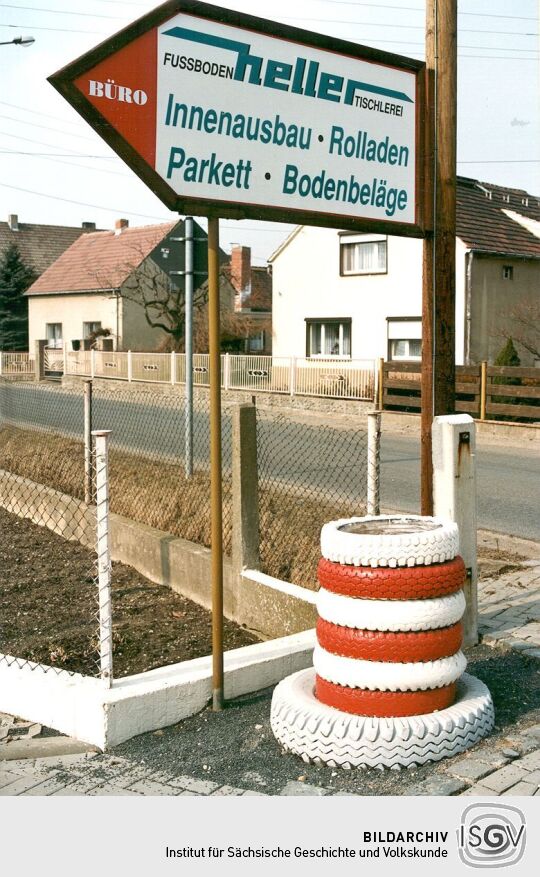 Hinweisschild in Strauch