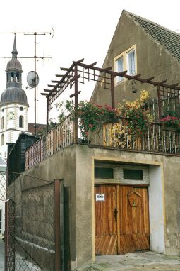 Bild: Wohnhaus mit Garagenanbau und Dachterrasse in Strehla