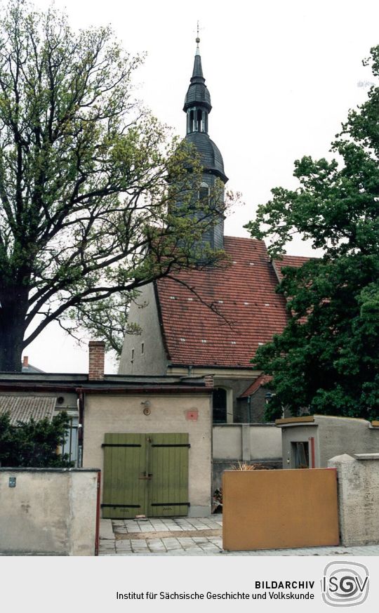 Blick über eine Garage zur Kirche in Frauenhain