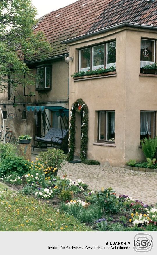 Zur Silberhochzeit geschmückter Hauseingang in Frauenhain