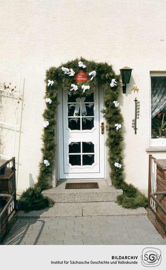 Zur Hochzeit geschmückte Eingangstür in Schönfeld