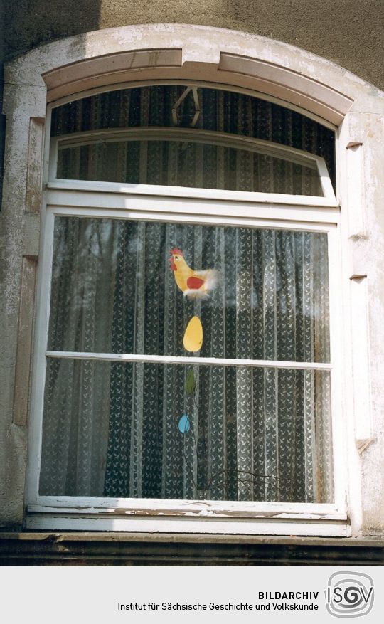 Osterschmuck an einem Klassenzimmerfenster in Schönfeld