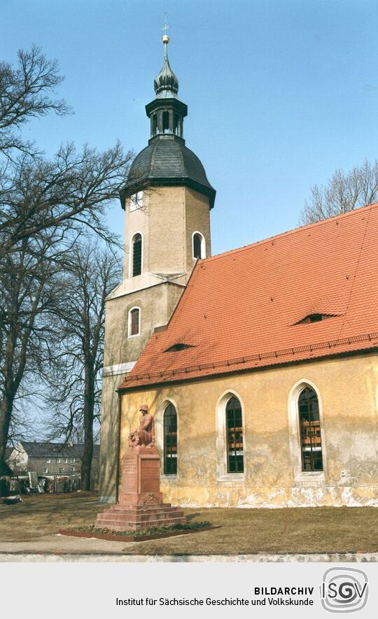 Kirche und Kriegerdenkmal in Schönfeld